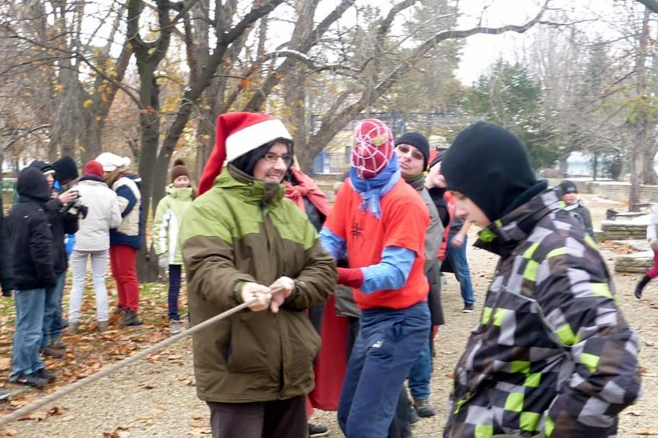 Kötélhúzás Mikulás sapkában - pókemberrel
