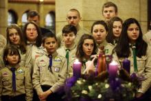 A cserkészek gyújtották meg a Békelánggal az adventi koszorú harmadik gyertyáját